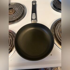 Pampered Chef Black 8in frying pan  with Soft-Touch Handle